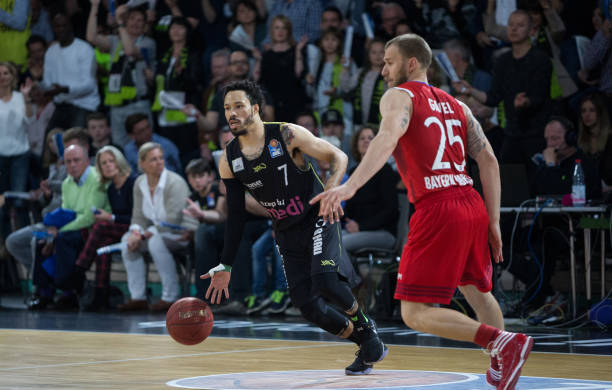 根据中国足 根据中国足